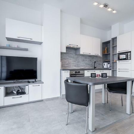 Bpr Chic White Home With Terrace & A/C & Garage Budapest Esterno foto