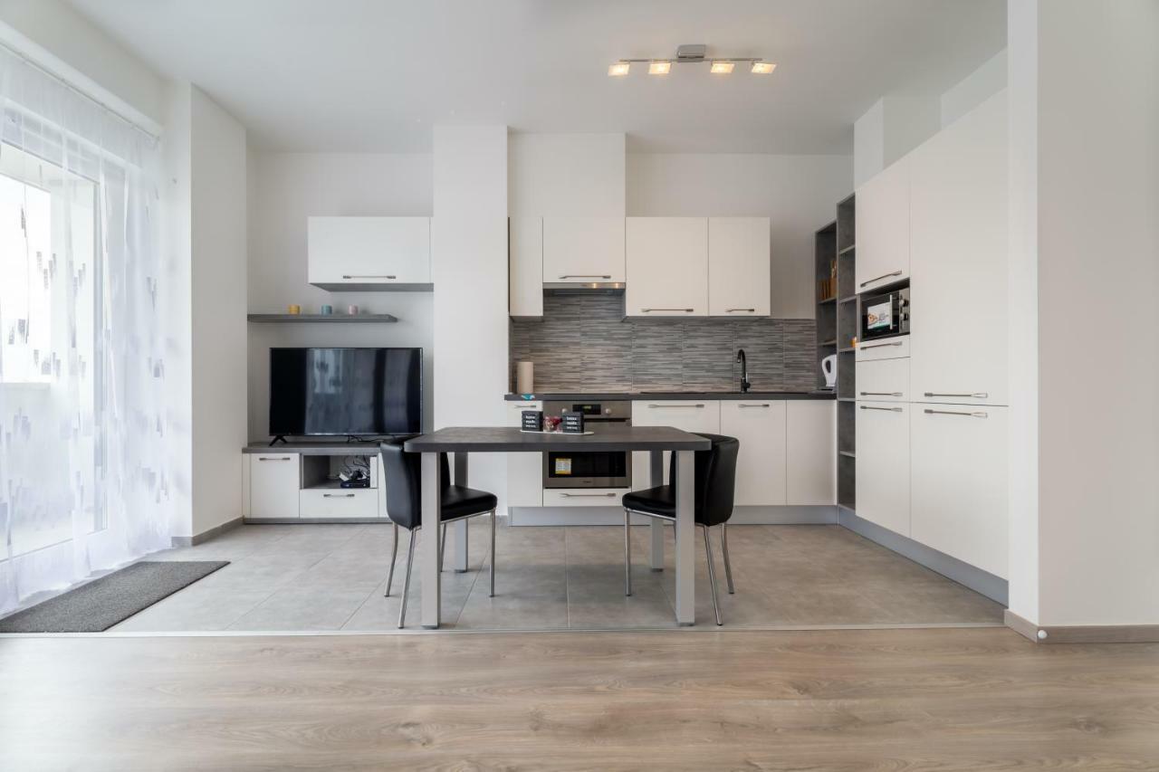 Bpr Chic White Home With Terrace & A/C & Garage Budapest Esterno foto